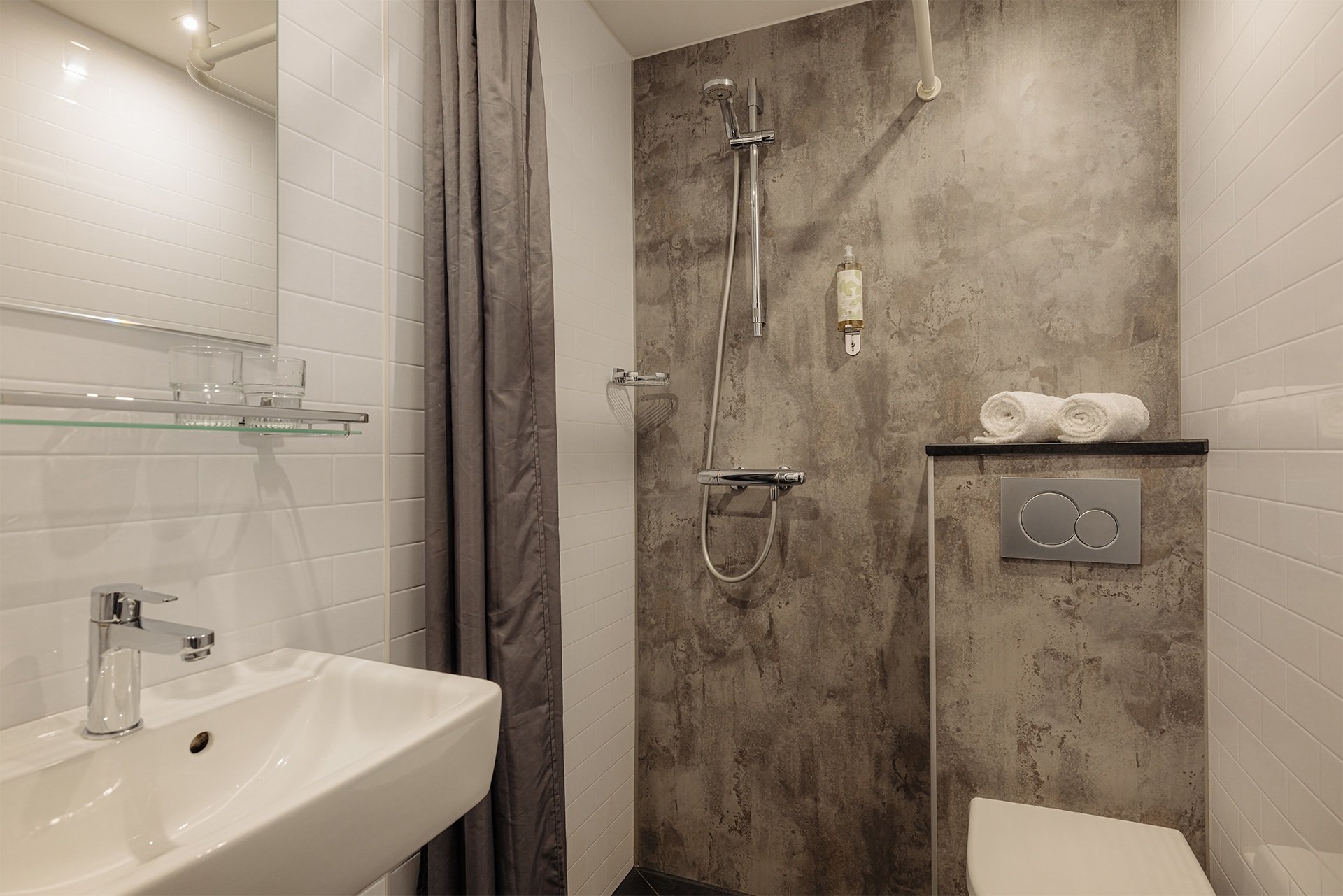 Maltincourt_BATHROOM_STANDARD_COSY_SINGLE_SMALL_TRIPLE_QUADRUPLE_FAMILY_LANDSCAPE_1